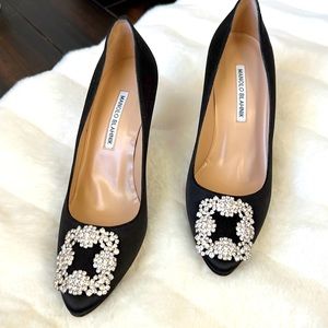 NWT Manolo Blahnik Hangisi Crystal Buckle Pump